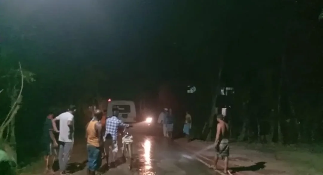 হাড়োয়া ও হিঙ্গলগঞ্জ: অসাধু মাটি ব্যবসায়ীদের গাড়ি থেকে মাটি পড়ে রাস্তায় কাদা, দুর্ঘটনার কবলে পথচারীরা