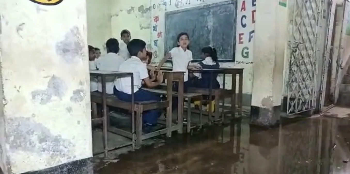 স্কুলে জমা জলে মশার আঁতুরঘর, অস্বাস্থ্যকর পরিবেশে ক্লাস চলছে বাঁকড়ার ইসলামিয়া স্কুলে
