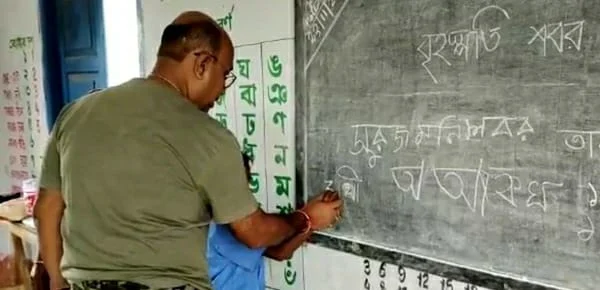 সুন্দরবনের গরিব শিশুদের শিক্ষাদানে এক পুলিশ আধিকারিক