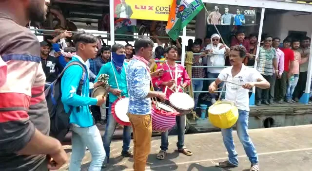 শহিদ মিনারে অভিষেকের সভায় যোগ দিতে কলকাতার পথে তৃণমূল কর্মী, সমর্থকেরা