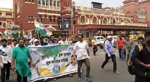 শহিদ মিনারে অভিষেকের সভায় যোগ দিতে কলকাতার পথে তৃণমূল কর্মী, সমর্থকেরা