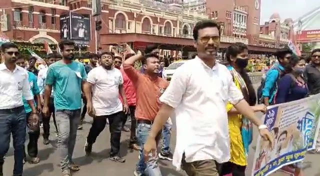 শহিদ মিনারে অভিষেকের সভায় যোগ দিতে কলকাতার পথে তৃণমূল কর্মী, সমর্থকেরা