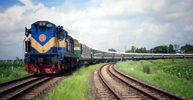 চলন্ত ট্রেনে মহিলা যাত্রীর গায়ে মূত্রত্যাগ টিটির, ঘটনায় চাঞ্চল্য কলকাতাগামী ট্রেনে   