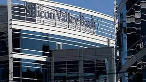 পতনের ঝুঁকিতে ২০০ মার্কিন ব্যাঙ্ক!