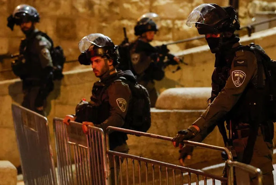 আল-আকসা মসজিদে মুসল্লিদের ওপর ইসরায়েলি পুলিশের হামলা