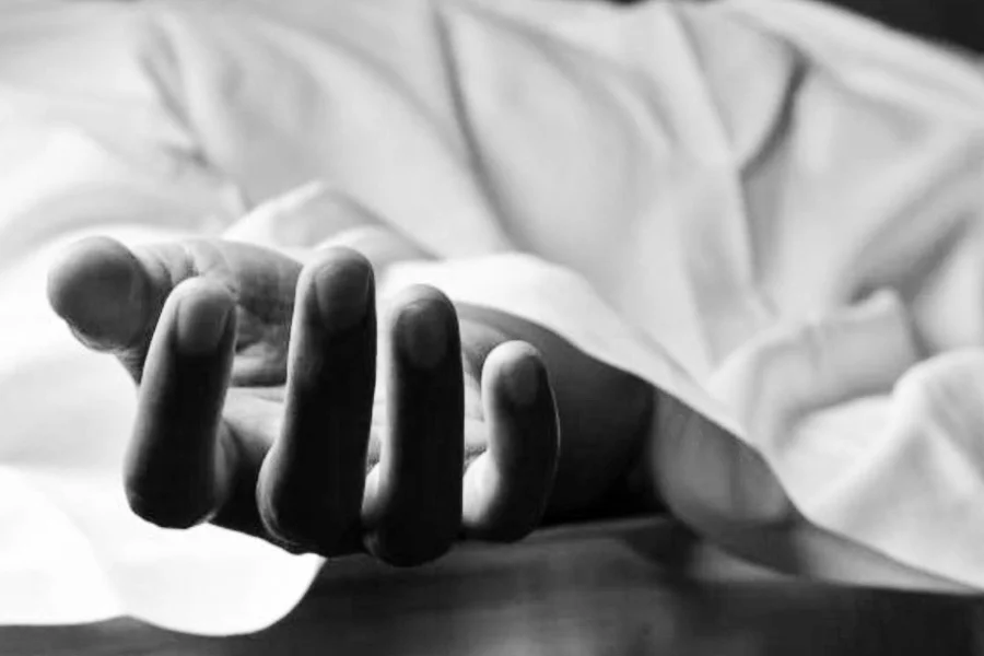 গরমের মধ্যে রাস্তাতে অসুস্থ হয়ে মৃত্যু ভবঘুরে ব্যক্তির