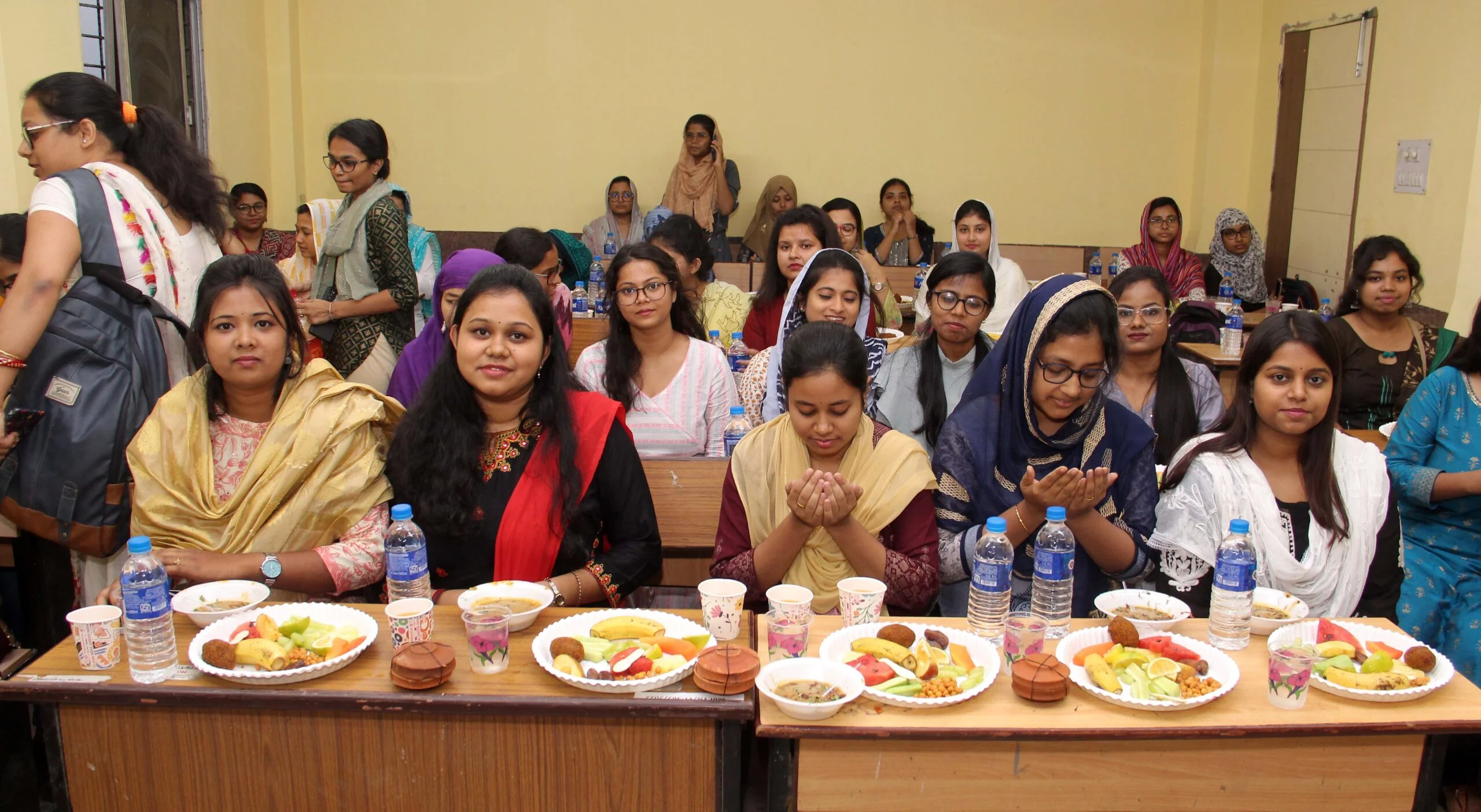 ডিনএন দে হোমিওপ্যাথিক মেডিক্যাল কলেজের পড়ুয়াদের আয়োজিত ইফতার