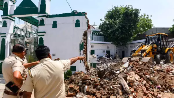 বেআইনি নির্মাণের অভিযোগে দিল্লিতে ফের ভাঙা হল ২৫০ বছর পুরনো মসজিদ ও মাদ্রাসা   