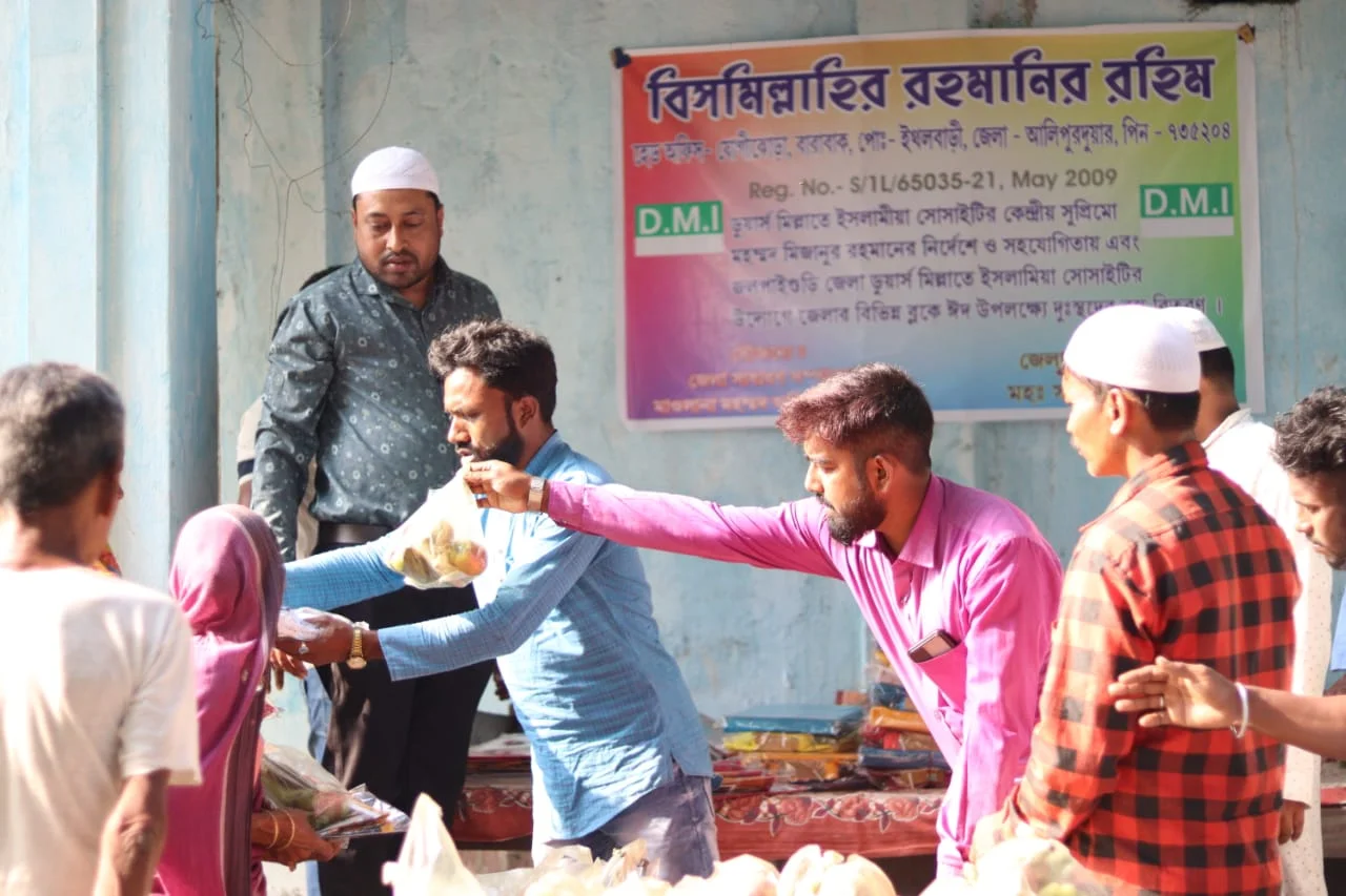 দুঃস্থদের নতুন বস্ত্র সহ ইফতার সামগ্রী বিতরণ করলেন ডুয়ার্স মিল্লাতে ইসলামিয়া সোসাইটি