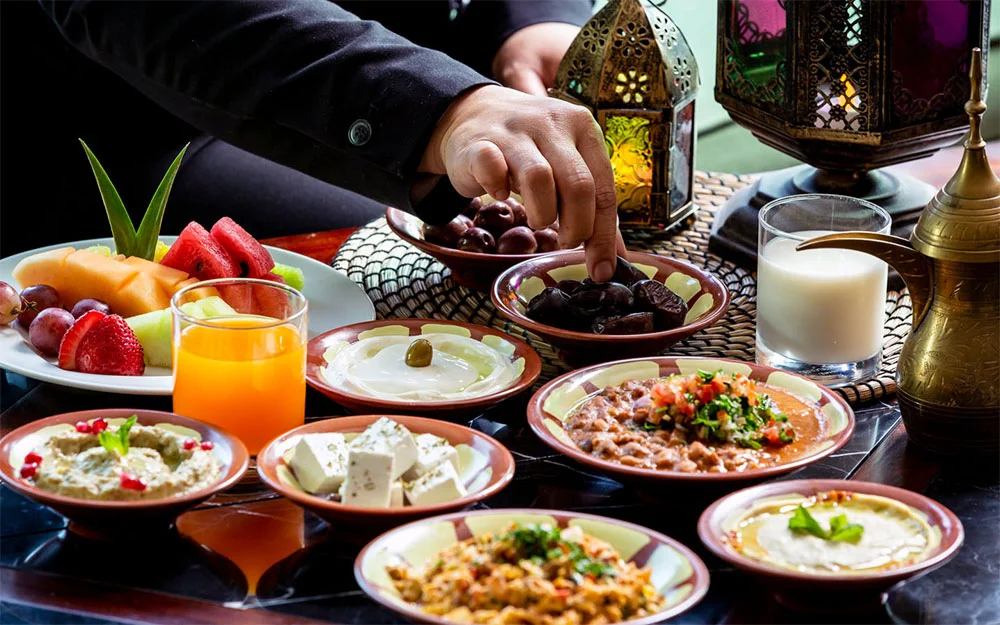 মুসলমান বন্ধুদের জন্য ইফতারের আয়োজন হিন্দু পড়ুয়াদের