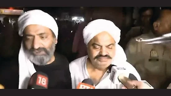 অজ্ঞাতপরিচয় বন্দুকধারীর গুলিতে নিহত  আতিক আহমেদ ও ভাই আশরাফ