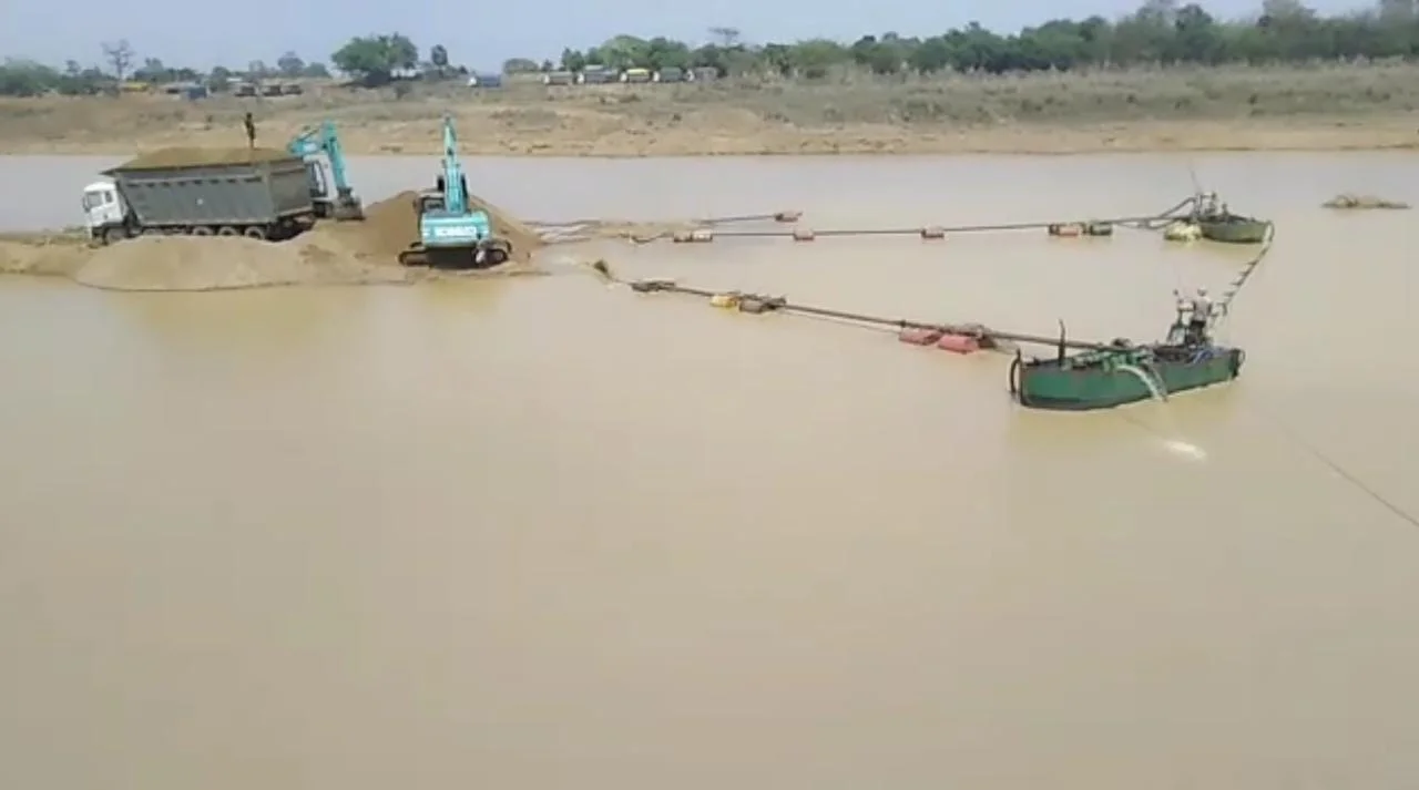 বেআইনিভাবে বালি তোলার ফলে তলিয়ে যাচ্ছে কৃষি জমি ও বাগান