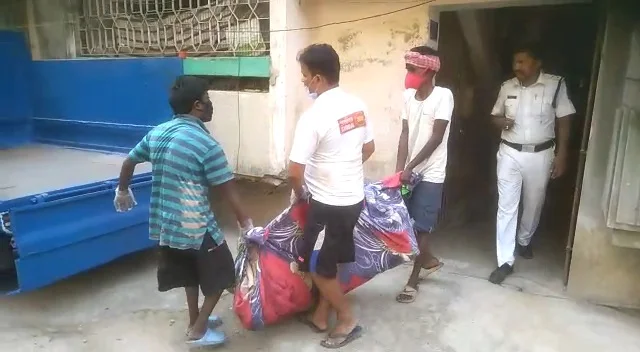 রবিনসন স্ট্রিটের ছায়া এবার হাওড়াতে, স্বামীর মৃতদেহ আগলে বিছানায় বসে অসুস্থ স্ত্রী