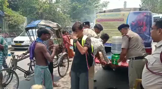 গ্রীষ্মের দাবদাহে তৃষ্ণার্ত পথচারীদের জলদান করে নজির গড়লেন হাওড়ার ফায়ার ব্রিগেডের কর্মীরা
