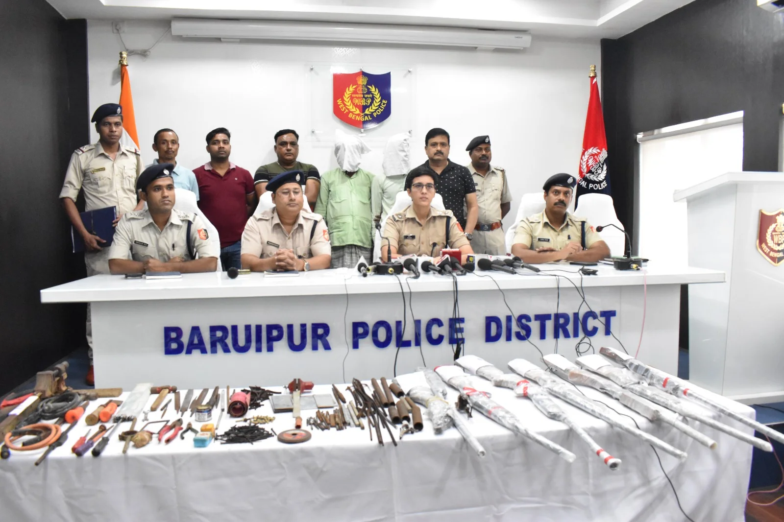 সুন্দরবনে বিশাল অস্ত্রকারখানার হদিশ সহ  ধৃত ২, উদ্ধার প্রচুর পরিমাণ বেআইনি অস্ত্র