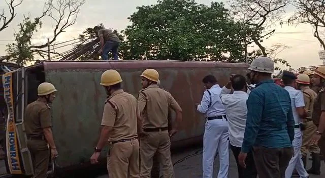 Breaking: মেয়ো রোডে উল্টে গেল মিনিবাস, মৃত ১,  আহত একাধিক