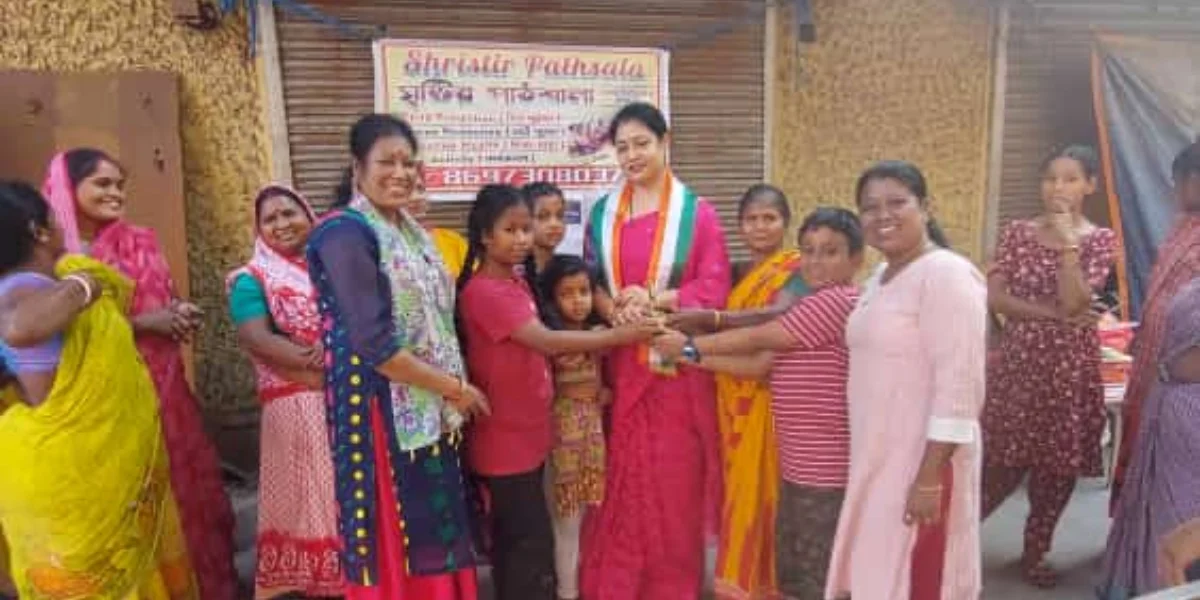 নববর্ষের প্রাক্কালে মহিলা ও শিশুদের বস্ত্র বিতরণ