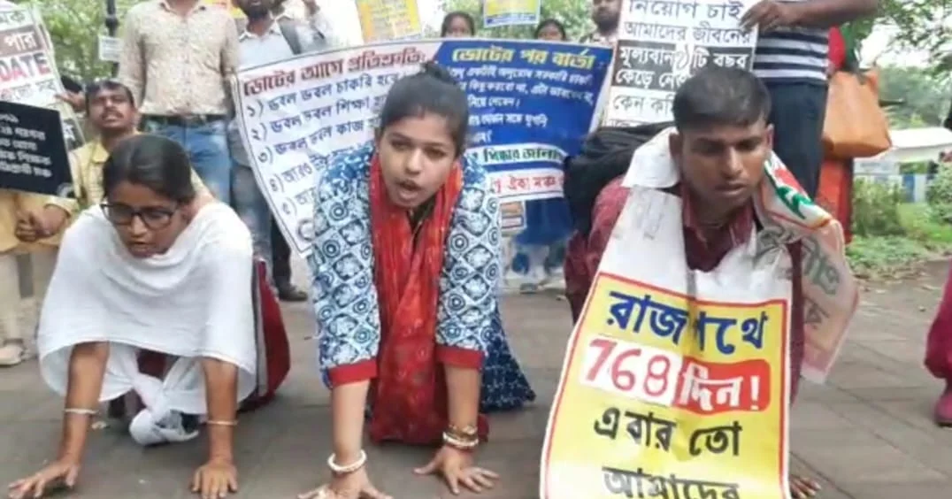 'শিরদাঁড়া ভেঙে দিয়েছে সরকার’,  রাস্তায় হামাগুড়ি ইন্টারভিউ বঞ্চিত আপার প্রাইমারি চাকরি প্রার্থীদের