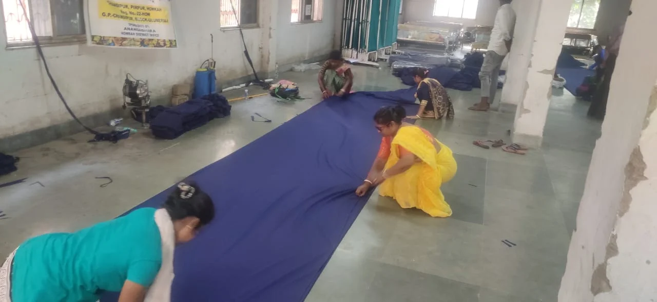 আগামী মাস দেড়েকের মধ্যেই হাওড়ার প্রত্যেক স্কুলে পৌঁছাবে পড়ুয়াদের পোশাক,  সক্রিয় সেল্ফ হেল্প গ্রুপের মহিলারা