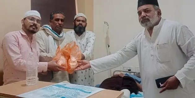 হাসপাতাল থেকে স্টেশন, রোযাদারদের হাতে ইফতারের সামগ্রী পৌঁছে দিচ্ছেন প্রাক্তন হকি আম্পায়ার