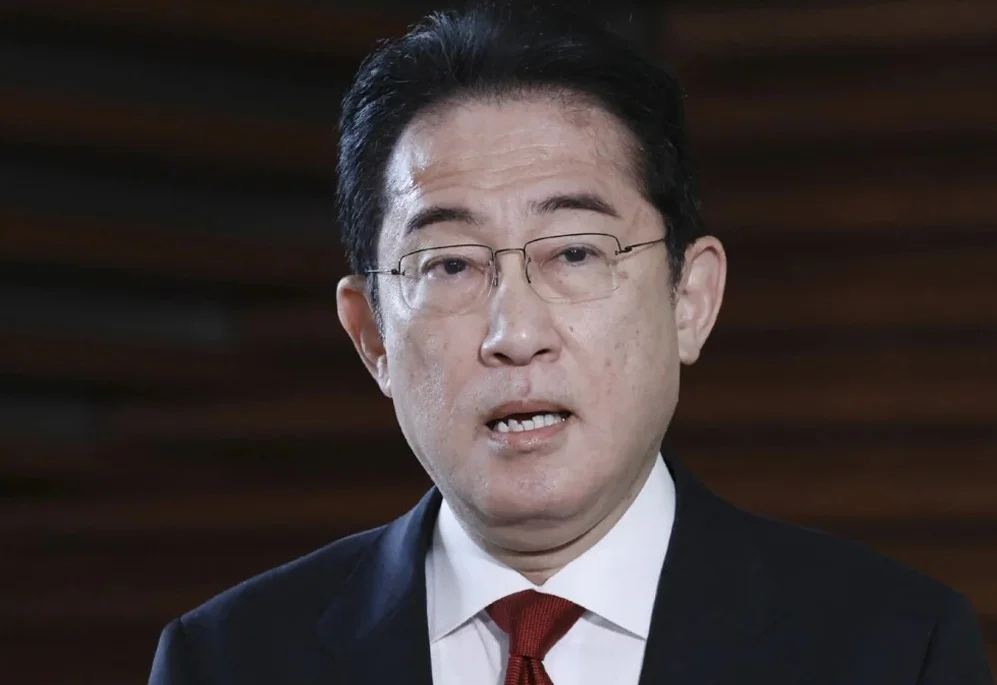 জাপানের প্রধানমন্ত্রীর সভাস্থলে বিস্ফোরণ, অল্পের জন্য প্রাণে রক্ষা পেলেন ফুমিও কিশিদা