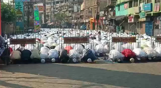 সকাল থেকে চলে নামায পাঠ, খুশির ঈদ হাওড়ায়