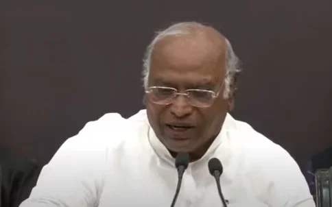 অচল সংসদ, আদানি ইস্যুতে সরকারের চুপ তত্ত্বে খাড়গের মন্তব্য 'ডাল মে কুছ কালা হ্যায়'