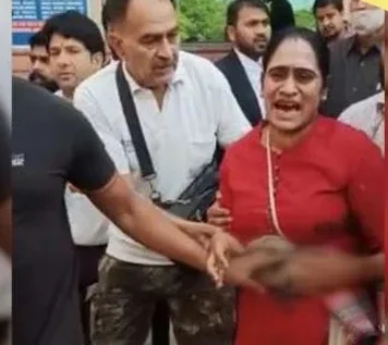 দিল্লির সাকেত আদালতে চলল গুলি, গুলিবিদ্ধ মহিলা সাক্ষী সহ এক আইনজীবী