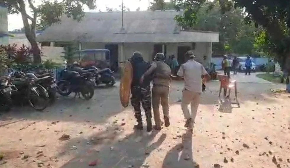 নাবালিকা 'ধর্ষণ-খুনে' ফের উত্তপ্ত কালিয়াগঞ্জ, থানায় আগুন, রণক্ষেত্র পরিস্থিতি