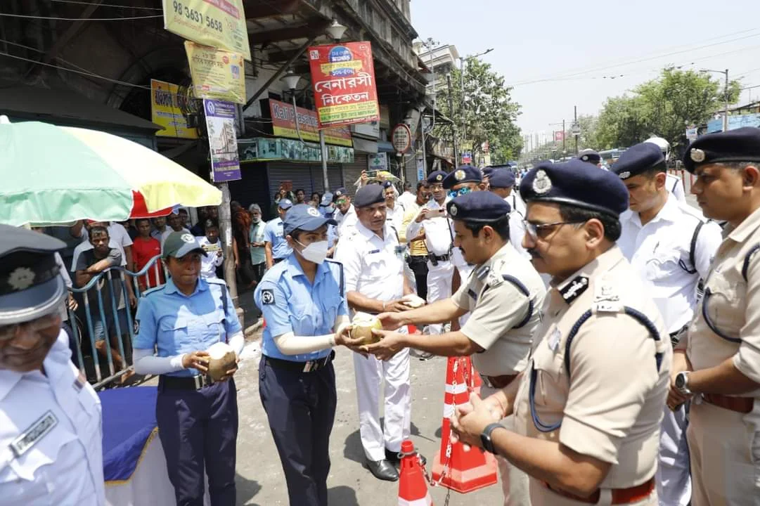 প্রবল গরমেই রাস্তায় ডিউটি,  কর্তব্য রত সহকর্মীদের জন্য বিশেষ উদ্যোগ নিল  কলকাতা পুলিশ