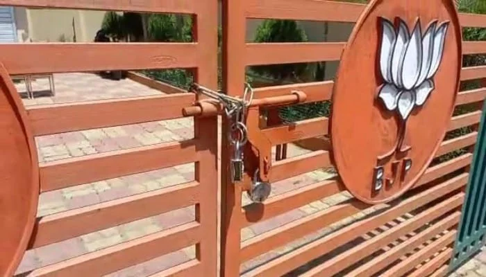 বর্ধমানে বিজেপির গোষ্ঠীদ্বন্দ্ব, জেলা কার্যালয়ের গেটে তালা দিয়ে বিক্ষোভ