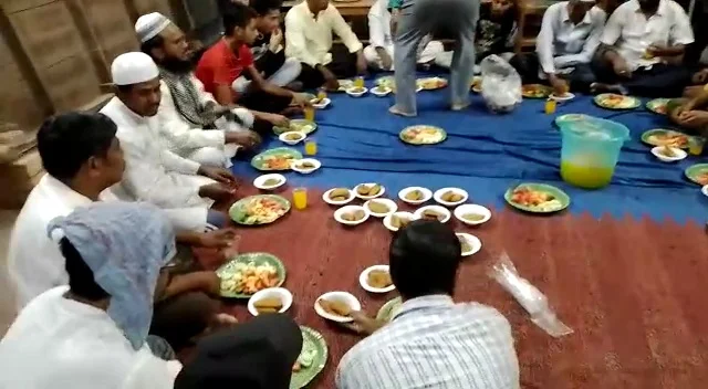 পরিযায়ী সংখ্যালঘু শ্রমিকদের নিয়ে অভিনব ইফতার পার্টির আয়োজন হাওড়ায়
