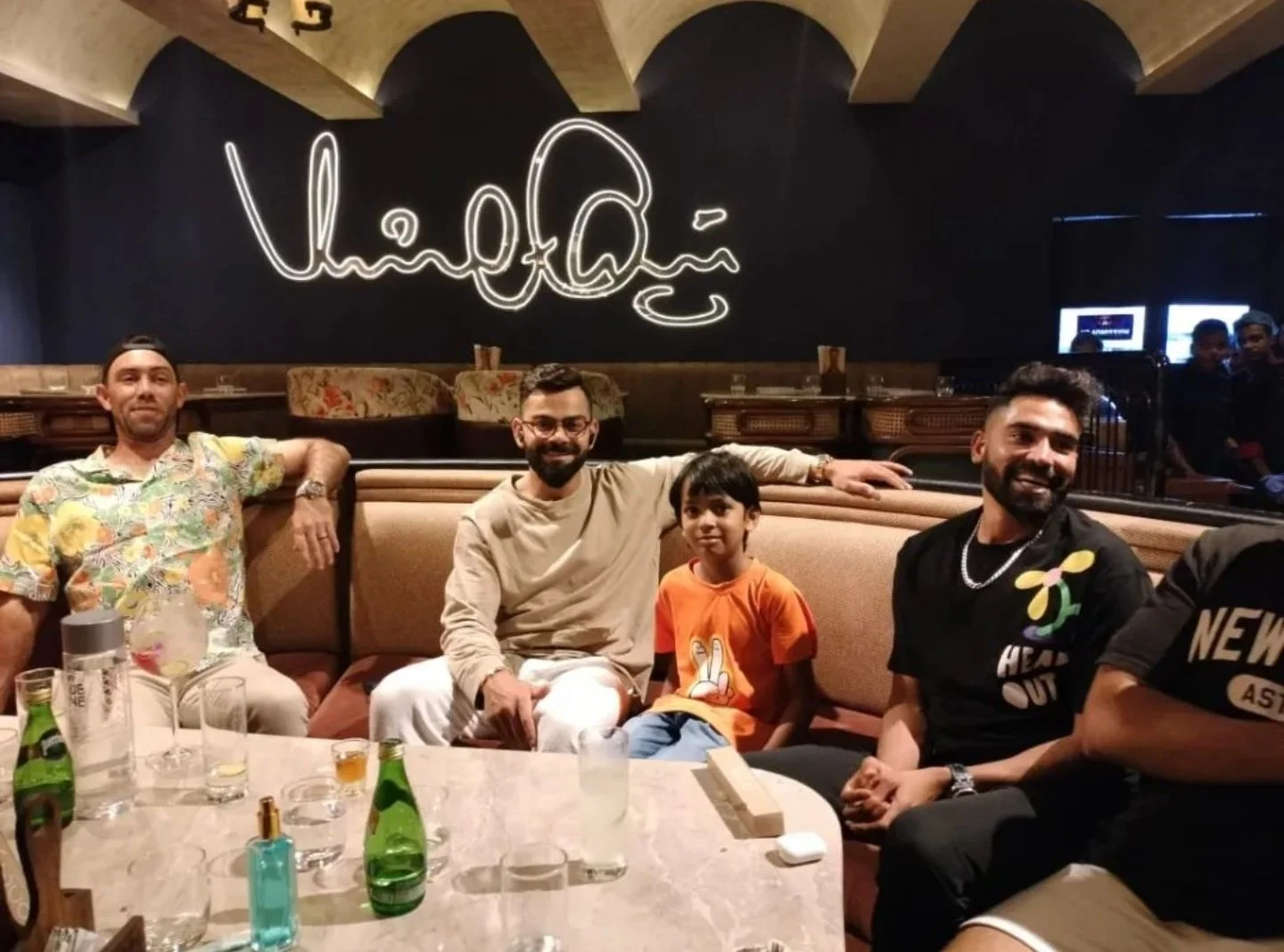 পার্ক ষ্ট্রিটে নিজের রেস্তোরাঁয় বিরাট, দিলেন খুদের সঙ্গে পোজ