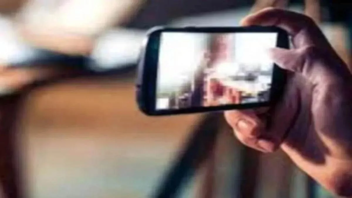 অশ্লীল ভিডিয়ো বানালেন যাজক