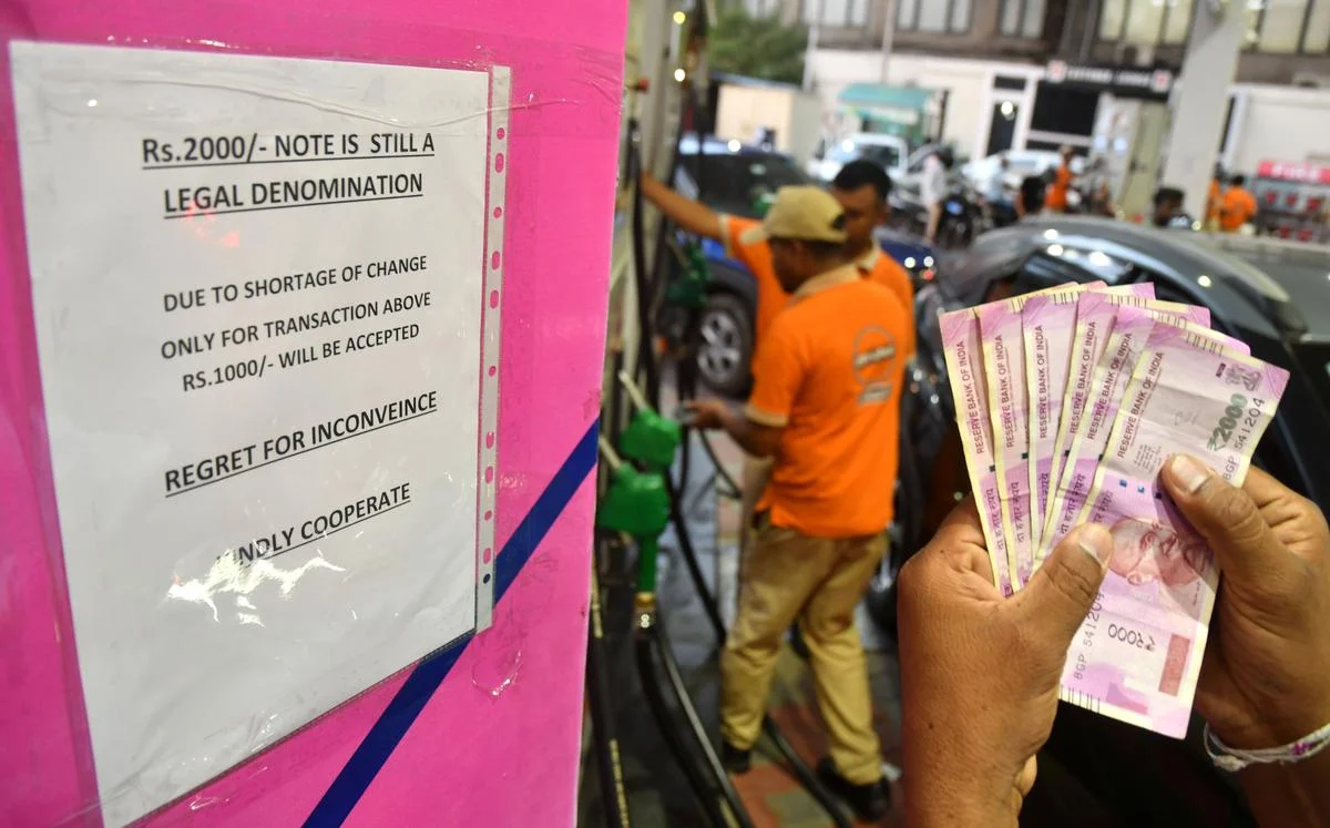 ব্যাংক এখন অতীত! ২০০০ টাকার নোট ভাঙাতে পেট্রল পাম্পে লম্বা লাইন  