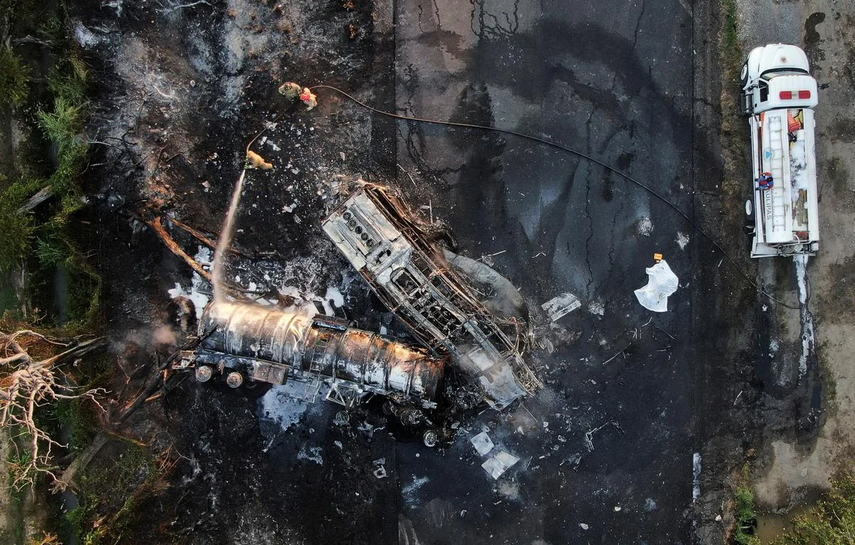 মেক্সিকোতে বাস খাদে পড়ে নিহত ১৮