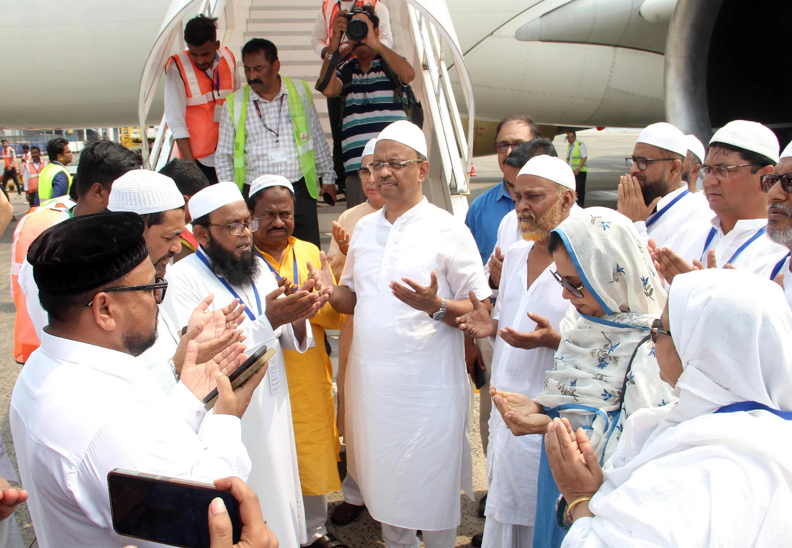 রাজ্য থেকে শুরু হল হজযাত্রা