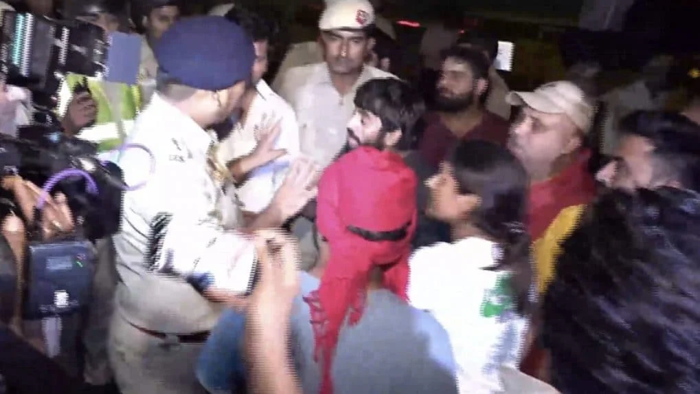 সমস্ত পদক ও সম্মান ফিরিয়ে দিতে চান কুস্তিগীররা