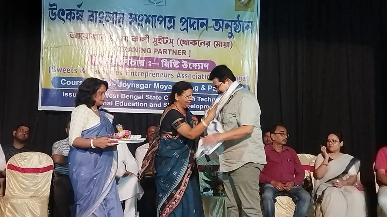 উৎকর্ষ বাংলার শংসাপত্র পেলেন ৪৬ জন মোয়া কারিগর