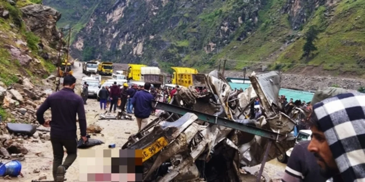 জম্মু-কাশ্মীরে নিয়ন্ত্রণ হারিয়ে খাদে যাত্রীবাহী বাস, মৃত ৭  