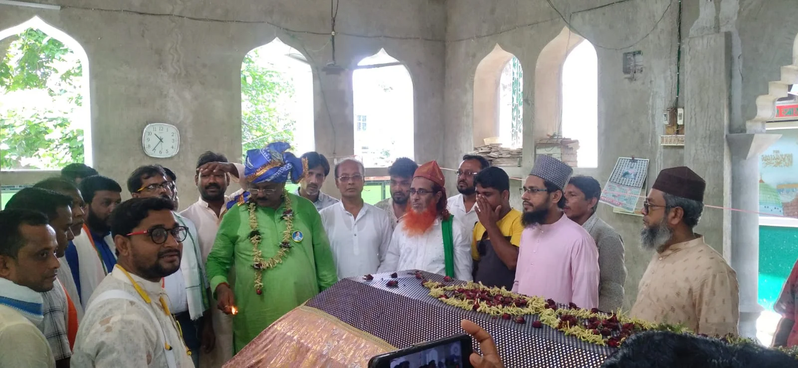 পাঁচলায় মাজারে এলেন নির্মল মাঝি, ফুল দিয়ে উত্তরীয় পরিয়ে বরণ বিধায়ককে