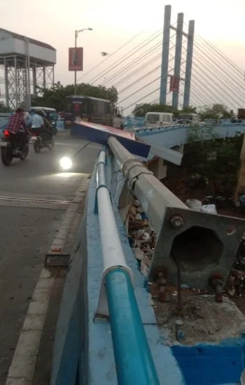 ভেঙে পড়ল রেলওয়ে ওভার ব্রিজের বাতিস্তম্ভ, বড়সড় দুর্ঘটনা থেকে রক্ষা 