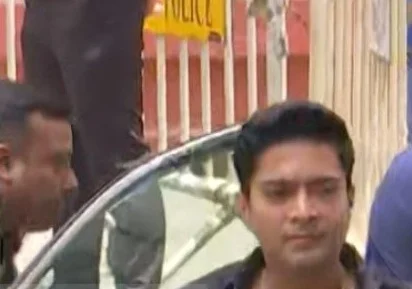 breaking:  সাড়ে ৯ ঘণ্টার জিজ্ঞাসাবাদের পর নিজাম প্যালেস থেকে বের হলেন অভিষেক