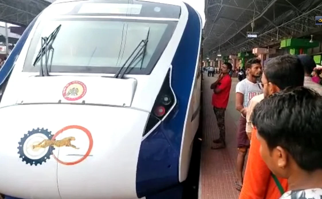 নির্ধারিত সময়েই আজ হাওড়া থেকে ছেড়েছে পুরীগামী বন্দে ভারত এক্সপ্রেস