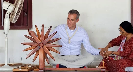 সবরমতী আশ্রম পরিদর্শনে এসে 'নমস্তে' জানালেন ভারতের মার্কিন রাষ্ট্রদূত এরিক গারসেটি