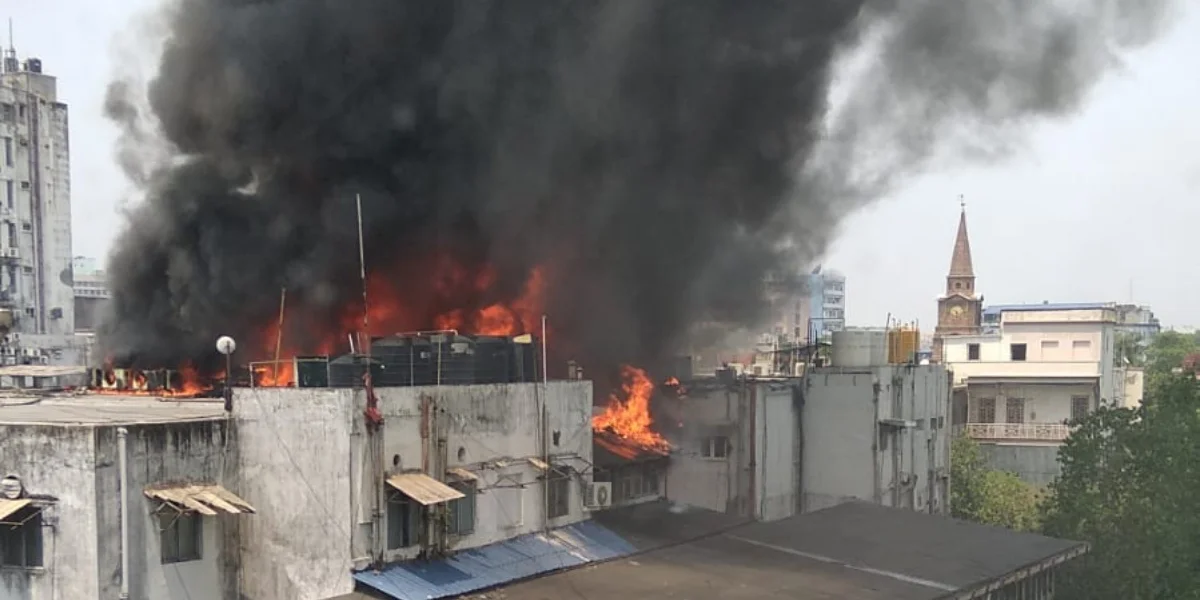 রাজভবনের কাছে বহুতলে আগুন, ভেঙে পড়ছে ছাদের একাংশ, রাস্তায় বেরিয়ে এলেন রাজ্যপাল, ঘটনাস্থলে মুখ্যমন্ত্রী