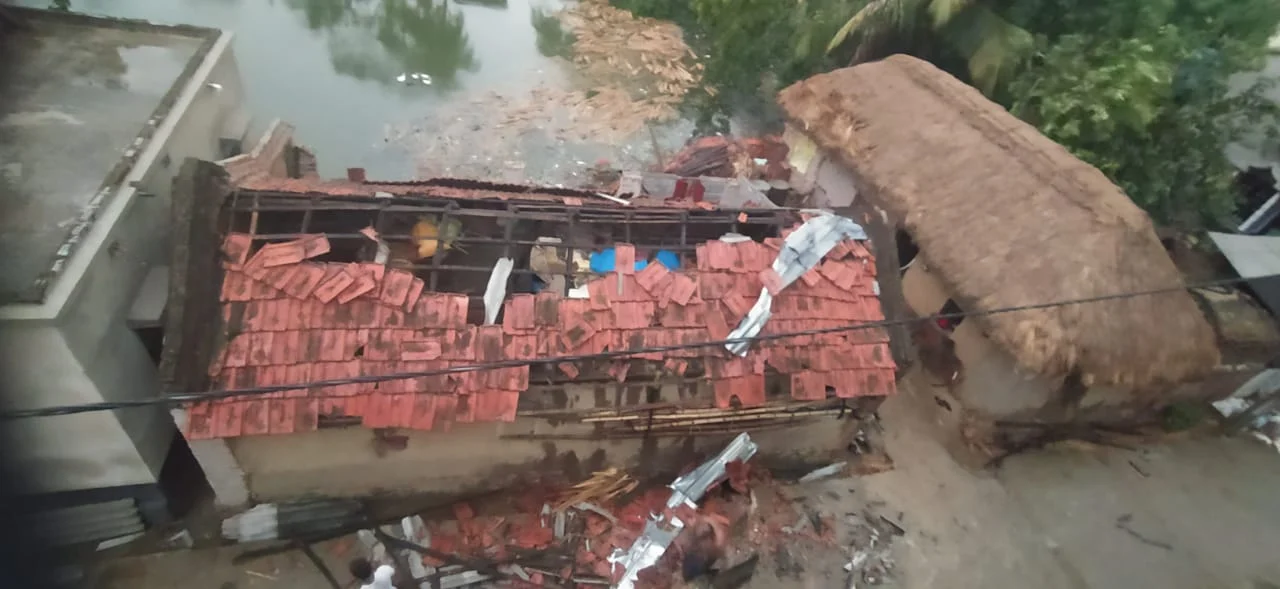 কালবৈশাখীর তাণ্ডবে ক্ষয়ক্ষতি, বিচ্ছিন্ন বিদ্যুৎ সংযোগ