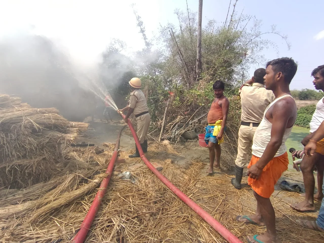 সিউড়িতে বিধ্বংসী আগুনে পুড়ে ছাই তিনটি বাড়ি, জখম ১