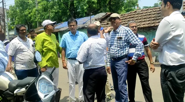 ডিসেলটিং এর কাজ খতিয়ে দেখতে শহরের কয়েকটি ওয়ার্ডে পরিদর্শন হাওড়া পুর আধিকারিকদের