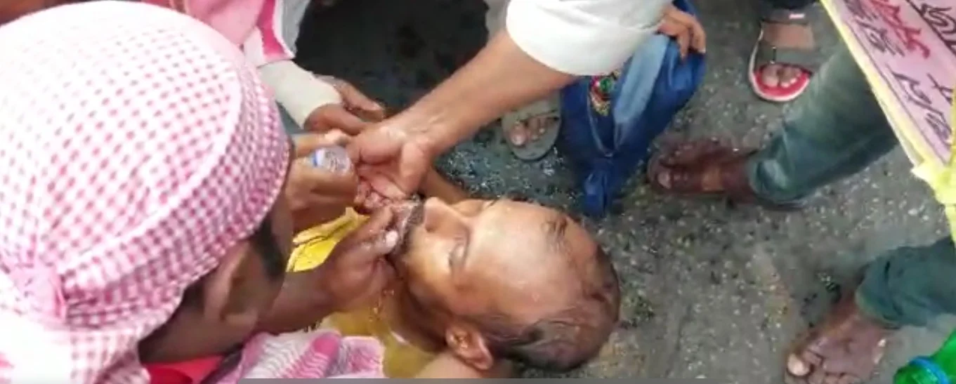 ঐতিহাসিক লং মার্চের আজ দ্বিতীয় দিনে হাওড়া ব্রিজে অসুস্থ এক আন্দোলনকারী